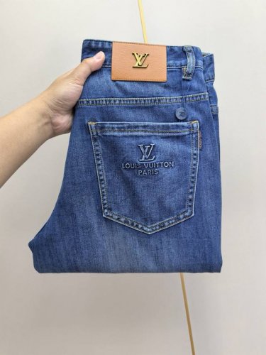 lv驴牌。2025春夏最新推出男士牛仔裤新品！重工水洗牛仔面料，定制面料和一般牛仔布料比起来，更加柔软舒适！超重工洗水工艺 双工艺洗水 整条裤子，手感舒适，细腻