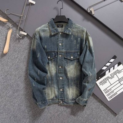 新款Balenciaga巴黎世家Blcg水洗做旧后背烫钻标语牛仔夹克外套 做旧复古水洗超耐看秋冬本命外套 这款很特别跟别的牛仔衣都不一样 好喜欢！重工水洗褪色面