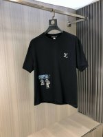 p230 Lv驴牌。2025春夏新品时尚圆领短袖高级定制百搭款式！更有实用感 任何人都可以轻松驾驭 高端棉面料制作，手感非常奈斯，不起球，不变形，奢华经典设计，