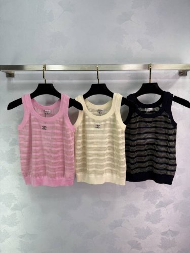 chanel春夏新款背心针织上衣，经典条纹设计，三色可选：粉、白、黑。圆领短袖，面料柔软舒适，适合夏季穿搭。Sml三码。T226B