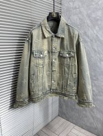 p260 lv‘’Ss25早春新款牛仔外套。采用客供高密度精材质面料，软糯亲肤，立挺有型，品牌字母Logo，满满的时尚感；适合多种穿搭风格；一款不挑年纪的外套。