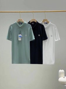 140 斐乐无痕冰丝休闲商务Polo 面料亲肤舒爽，不粘身不黏腻！排汗吸湿！采用了小翻领+门襟排扣的设计，隽永又儒雅，运动且商务！高温热烫印的工艺加持，Logo