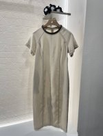 Bc*2025新品上架 短袖亚麻连衣长裙 定制Yb进口14支亚麻材质 质感舒适 透气养肤 短袖连衣长裙剪裁 领口环绕亮面项圈装饰 凸显品牌质感 肩袖处延伸至腰身