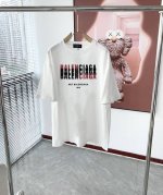 Balenciaga 巴黎世家春夏最新字母情侣款短袖T恤,定制纯棉面料，舒适性与透气性兼优可亲肤，柔软抗皱性和垂性极佳，穿着简约帅气大方！男女情侣同款～ 颜色：