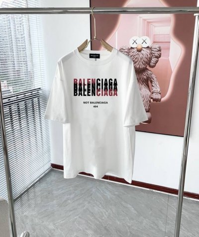 Balenciaga 巴黎世家春夏最新字母情侣款短袖T恤,定制纯棉面料，舒适性与透气性兼优可亲肤，柔软抗皱性和垂性极佳，穿着简约帅气大方！男女情侣同款～ 颜色：