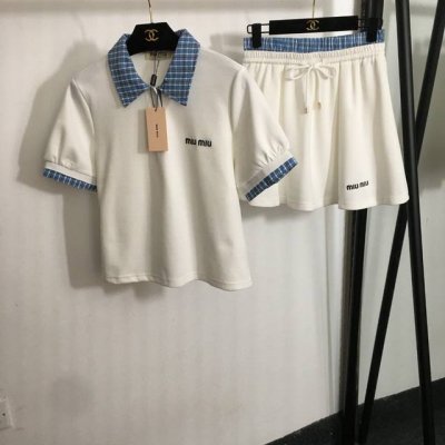 款号20252015 Miumi*新款套装，简约Logo刺绣polo领短袖T恤上衣+格子拼接松紧腰短半裙，白色，黑色，Sml， M码；肩宽37，胸围92，袖长2