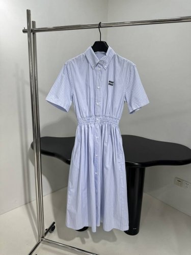 25新品棉质条纹连衣裙 经典棉质衬衫面料 饰有品牌标识徽标刺绣 翻领领口 纽扣开合 长款廓形下摆 松紧弹力腰围 学院风 浅蓝 深蓝 灰蓝 L
