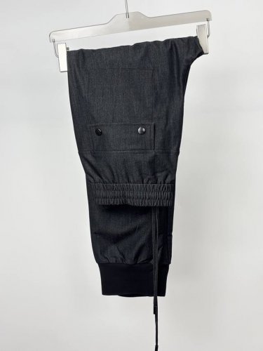 休闲长裤简约时尚新款定制面料，身穿手感舒适 低调不失奢华 非常有档次 搭配口袋设计时尚高端 裤型款式和裁剪亦无需多言 上身精致跃然.真正一等一顶级质料 真正殿堂