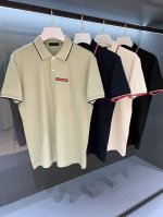 新品 J柜台同步发售 Pd的新秀丽作. 贸易渠道货品,为数稀少！ 2025Ss春夏新品 Pr*Da 男士商务休闲时尚饰带装饰标识设计翻领短袖T恤 常规直裁设计,