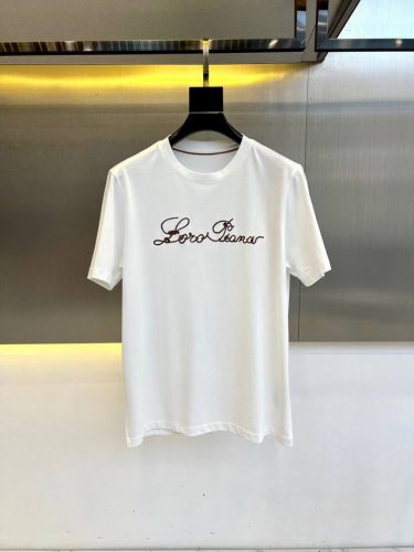 Lp、25春春夏系列棉质短袖T恤！采用100%长绒棉面料, 手感柔软细腻, 上身亲肤透气, 贴身穿非常舒服！胸前彩色粗线绣Logo图案撞色时尚立体。颜色十分清晰
