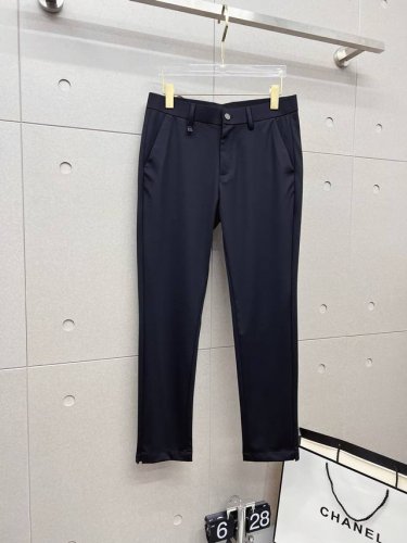 芬迪 休闲裤 西裤2025Ss春夏新款 高级定制裤子专用面料 定制原版五金 重工工艺打造 车工走线精细 定制面料 柔软舒适 质感显著 辅料精美 上身效果超赞 三