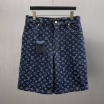 lu 牛仔提花短裤 Size S-Xl 本款滑板牛仔裤为全幅撞色 Monogram 图案点缀珠光纽扣和铆钉，令闲适廓形流露丹迪格调。可搭配同款牛仔夹克打造潮
