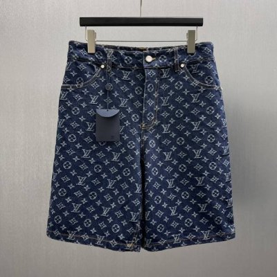 lu 牛仔提花短裤 Size S-Xl 本款滑板牛仔裤为全幅撞色 Monogram 图案点缀珠光纽扣和铆钉，令闲适廓形流露丹迪格调。可搭配同款牛仔夹克打造潮