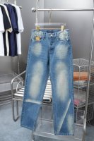 200 路易 Lv 25Ss早春新款 铆钉长款牛仔裤 轻奢主义 男女日常通勤穿搭必备单品 正确版本 随意对比 详细特征 · 定制Yb牛仔材质， · 成衣酵洗工艺