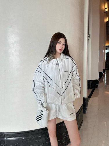 220 chanel 香奈儿 小香 防晒休闲套装 功能强大 谁穿都会显得超年轻时尚 主打的就是一个帅气加防晒 黑色/白色 尺码 S M L s 80-95斤 m