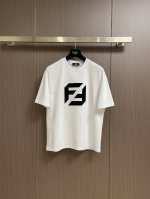 fendi Logo 标识短袖T恤 客供高克重针凿质感的纯棉面料制作面料手感肉实 质感出色柔软透气的亲肤感宽松 Os 版型裁剪上身十分挺括显型版型骨感很好 小个