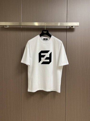 fendi Logo 标识短袖T恤 客供高克重针凿质感的纯棉面料制作面料手感肉实 质感出色柔软透气的亲肤感宽松 Os 版型裁剪上身十分挺括显型版型骨感很好 小个