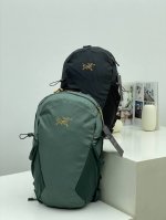 高品质！始祖鸟Mantis 16L双肩包男女耐磨背包旅行包 大开口日用背包配有多个口袋和一个透气背板，主袋可背负手提电脑，复合结构背板提供额外的支撑，轻便舒适，