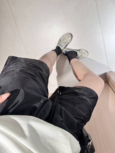 定制面料，开模压花，Lv2025春夏Ss暗纹短裤，男女同款，尺码S-Xl。 耗工耗时耗料的一款短裤，面料，花纹，辅料全部需要开模定制。男女上身都好看，而且百搭。
