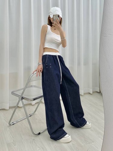 上新 Mm6* 25Ss撞色抽绳牛仔裤 撞色刺绣Logo 尽显高级感 视觉盛宴 定制刺绣～ 颜色：蓝色 码数：Sml S码推荐： 80~ M码推荐： ～115