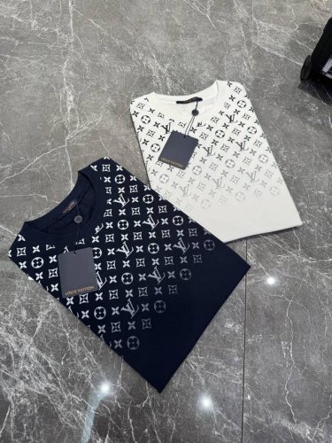 驴牌 25Ss新品T恤！订制轻盈棉质针织，展现渐变 Monogram 案从肩部向下消散之景，为休闲造型注入品牌Monogram 渐变印花，罗纹衣领！ 颜色：深蓝