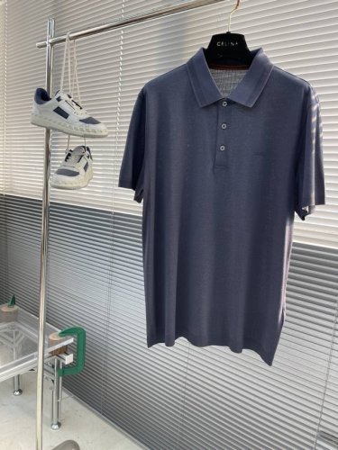 Z Zegn 纯色翻领针织Polo衫 简直是衣橱里的宝藏单品！ 时尚感和舒适度俱佳，穿上它瞬间提升了我的穿衣品味，这款Polo衫采用了经典的翻领设计，简约大方又
