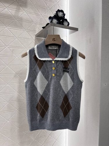 miumi*2025新品上架 菱格针织背心 定制Yb羊毛纱线织造 弹力舒适 质感十足 翻领Polo无袖背心裁剪 上身呈现休闲慵懒的穿搭格调 通体复古菱格纹交错
