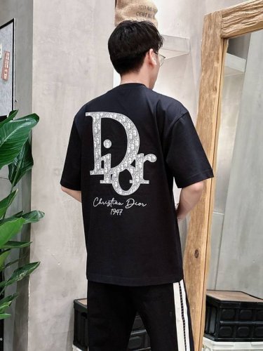 dio* 顶级货品2025春夏新款首发专柜最新款短袖圆领T恤 高端订制 设计前卫时尚！品牌Logo重工艺设计 高端定制260克面料.手感柔软.穿着舒适.专柜级别