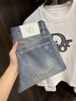 主推 P270 Versace 独家专供25S开春新款范思哲潮男时尚休闲牛仔裤，高端欧版原单裤子，潮流时尚休闲裤子 透气舒适度高，细节无可挑剔，品牌元素设计理念