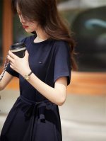 高品质 Tommy 汤米轻都市简约高腰系带舒适棉麻高端设计短袖连衣裙 棉80%麻20% 时尚简约大气修身百搭纯色棉麻连衣裙 或许你说你很爱美美的裙子，穿上它很淑
