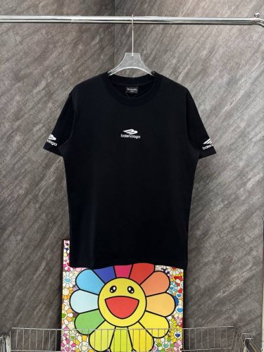 巴黎M小标多处错位刺绣圆领短袖 Balenciaga 官网Zp同步新款T恤 面料采用32支双纱280克高克重纯棉面料 同缸定织定染原版同色螺纹 进口机器多处饱满