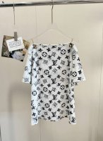 品名：Lv 重工满印金属锁斜肩多种穿搭短袖 尺码：M.L 颜色：满印白 上身就是千金小姐本身，定制满印Logo面料，辨识度无需多言。定制的材质高级的五金配套出货