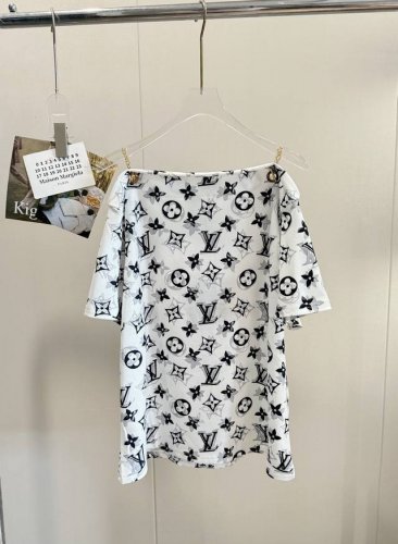 品名：Lv 重工满印金属锁斜肩多种穿搭短袖 尺码：M.L 颜色：满印白 上身就是千金小姐本身，定制满印Logo面料，辨识度无需多言。定制的材质高级的五金配套出货