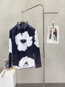 valentino华伦天奴独家专供新款男士休闲衬衫 高端定制 高端版本 时尚百搭爆款进口面料 手感超柔软细腻 穿着亲肤舒适 高端精品 代工厂P精细做工 上身非常