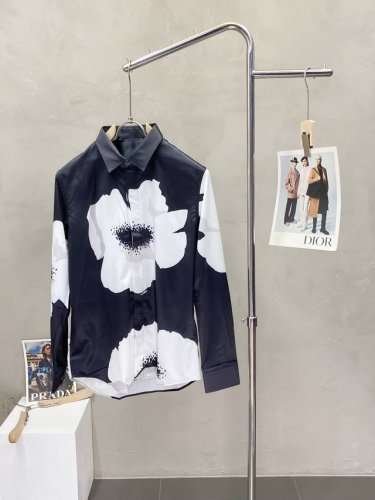 valentino华伦天奴独家专供新款男士休闲衬衫 高端定制 高端版本 时尚百搭爆款进口面料 手感超柔软细腻 穿着亲肤舒适 高端精品 代工厂P精细做工 上身非常
