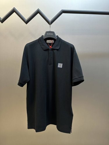Stonelsland 徽章贴布绣polo衫 定制珠地纯棉缎面料 Compass微章贴饰点缀于胸前 在细节处显风华 采用进口机贴布绣工艺 使用先进的计算机控制系
