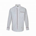 Thom Browne 汤姆布朗 25Ss 三色织带衬衫 衣身为定制16S双纱牛津纺，纽扣采用珍贵的贝壳扣，成衣水洗微做皱处理，经典三色织带，做工难度在于织带，