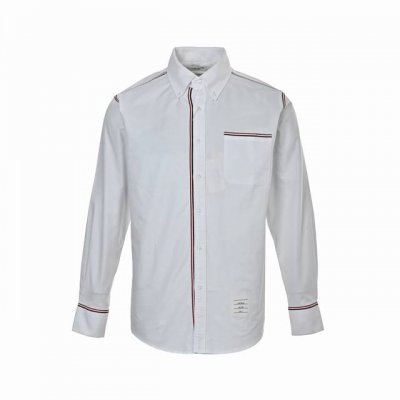 Thom Browne 汤姆布朗 25Ss 三色织带衬衫 衣身为定制16S双纱牛津纺，纽扣采用珍贵的贝壳扣，成衣水洗微做皱处理，经典三色织带，做工难度在于织带，