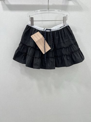 Miumi*25新款撞色松紧腰黑色百褶短裙 黑色超级显白时髦 防晒尼龙面料轻薄又有层次感 简约高级满满的少女感 上身完美分割身材比例 轻松穿出青春活力的少女感