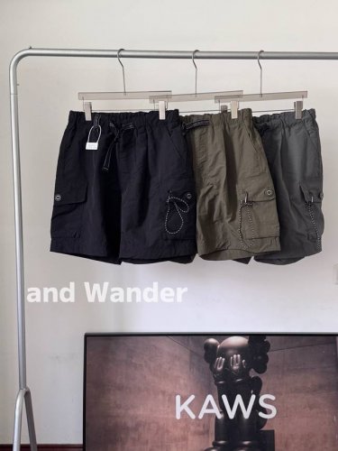 重磅升级 And Wander原厂机能工装短裤｜细节控闭眼入 核心卖点 双褶立体剪裁腰头｜定制五金腰扣+登山扣挂钩 独家研发尼龙格纹面料｜防水防撕裂+微弹机能