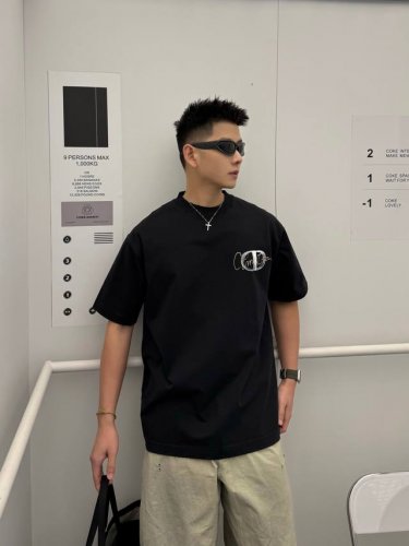 Dior 2025Ss春夏新款 手绘圆领短袖T恤 高品质 手感柔软 定制面料 做工精细 男女同款 黑色 白色 绿色 S M L Xl Xxl
