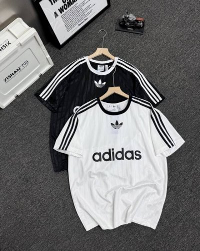 2025夏季新款Adidas三叶草三条纹印花球衣短袖T恤男女同款宽松半袖 插肩款的肩部设计运用三条杠元素 面料采用巴黎Zp定织定染全棉双纱 休闲运动都可以冲不挑