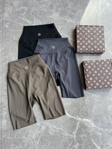 供 Lulu家爆款瑜伽短裤 颜色：黑色，灰色，浅棕= 深绿 尺码：M，L，Xl 面料：75%锦纶，25%氨纶 Lulu家最经久不衰的Align女士运动高腰紧身短