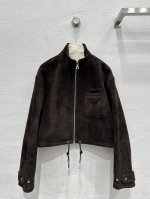 独家首发高端原单品质Pr*Da25早春新品 定制麂皮绒机车夹克外套！独家定制麂皮绒面工艺！经典定制H版型上身奢华大气。百搭时髦又帅气上身可甜可盐风格百搭！立翻领