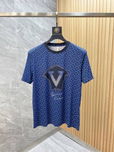 Versace 范思哲 2025年春夏新品上新 三标齐全 3D数码印花设计 圆领短袖T恤 好货不用过多介绍 看细节 专柜码数 M-Xxxl 175 140建议X
