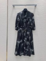 p390 Louis Vuitto* 2025Ss新款连衣裙 时髦低调气质又奢华高级！版型百搭不挑人，原版定制科技面料 做工品质看细节。白富美必入！强烈推荐。S
