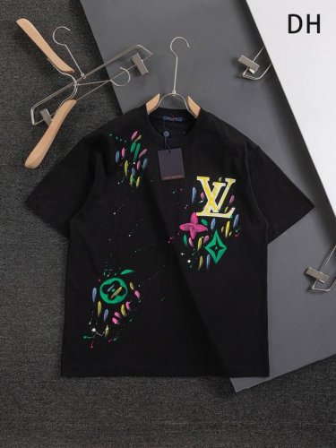 louis Vuitton 路易威登 1V 微宽版型S-Xl Lv 25Ss新品专柜同步上架 胸口字母贴皮绣涂鸦花瓣大Logo印花 圆领短袖T恤，男女同款！官网