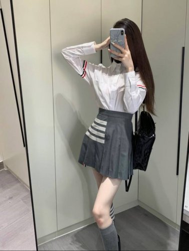 上新 有里衬 Tb 今天是Tb女高中生 天啦噜 没有女生能逃过的显乖穿搭～ Tb百褶裙！不费力穿出学院风 甜心教主同款的百褶裙 经典黑色 灰色系不挑人 简简单单