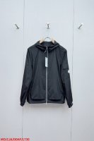 l730 Mo Moncler 袖臂口袋连帽夹克外套，产品选用100％聚酯纤维制成的细密柔软面料，其质地细腻，具有良好的保暖效果，同时兼具透气性。细密的面料结构