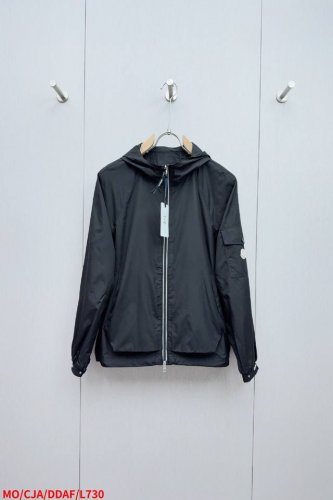 l730 Mo Moncler 袖臂口袋连帽夹克外套，产品选用100％聚酯纤维制成的细密柔软面料，其质地细腻，具有良好的保暖效果，同时兼具透气性。细密的面料结构